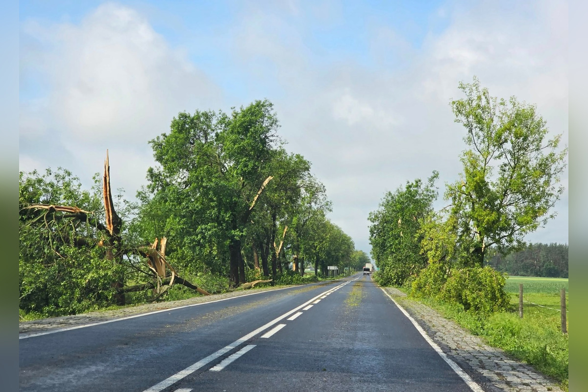 FOTO: Poľskom sa prehnala supercela, strhávala strechy a stromy, foto 6