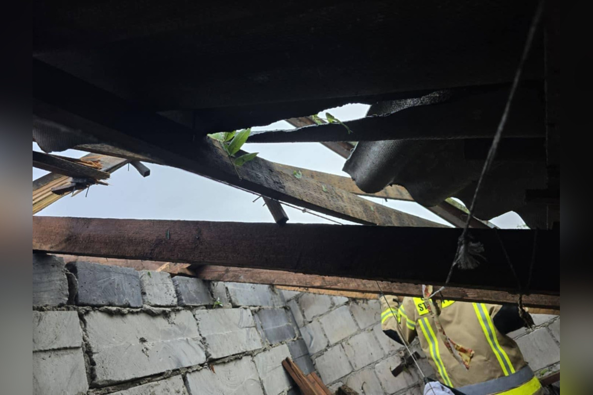 FOTO: Poľskom sa prehnala supercela, strhávala strechy a stromy, foto 7