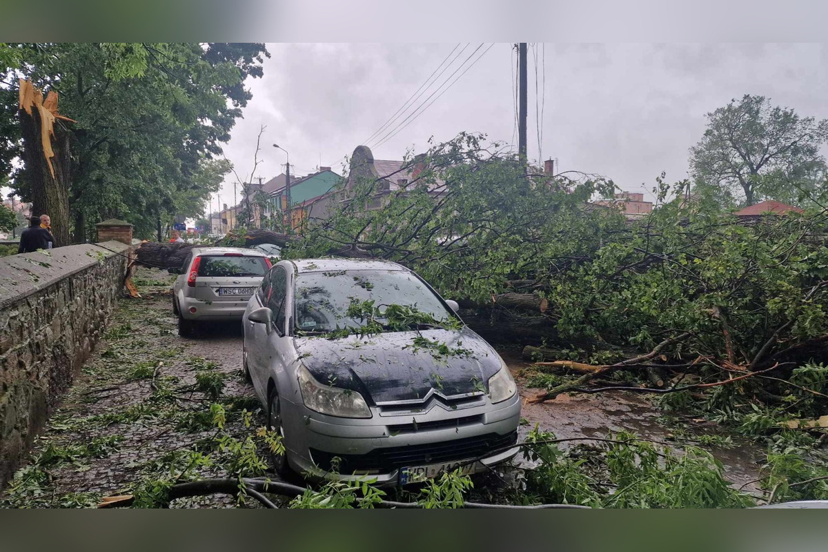 FOTO: Poľskom sa prehnala supercela, strhávala strechy a stromy, foto 11