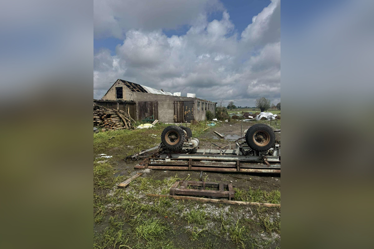 FOTO: Poľskom sa prehnala supercela, strhávala strechy a stromy, foto 12