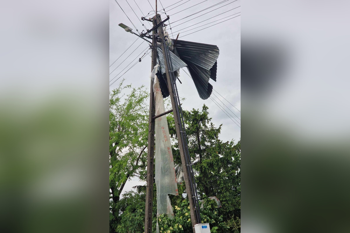FOTO: Poľskom sa prehnala supercela, strhávala strechy a stromy, foto 15