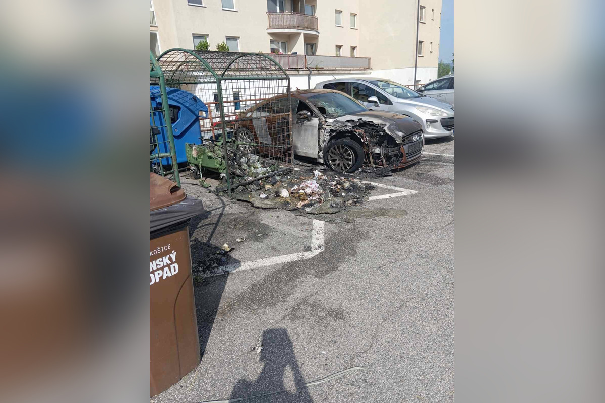 FOTO: Na Furči horeli kontajnery, odnieslo si to aj vedľa stojace Audi, foto 2