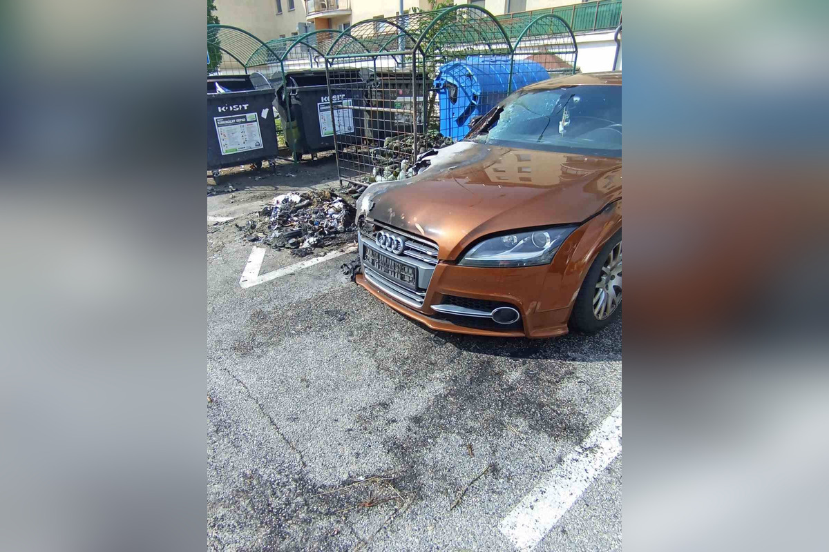 FOTO: Na Furči horeli kontajnery, odnieslo si to aj vedľa stojace Audi, foto 3