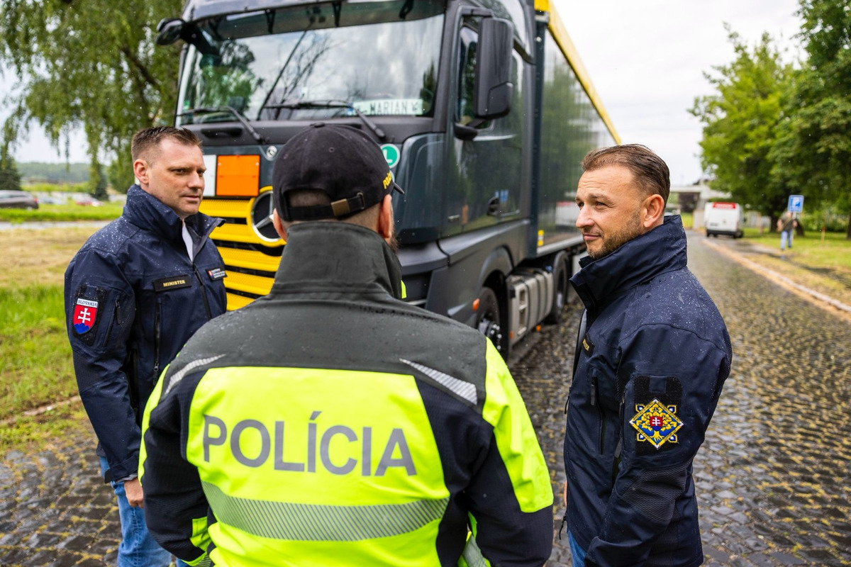 FOTO: Zo Strážskeho odišiel prvý kamión naložený nebezpečnými PCB látkami, foto 11