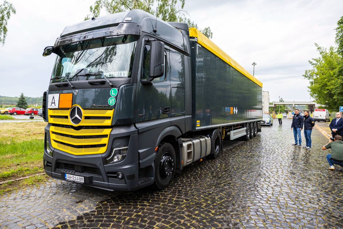 FOTO: Zo Strážskeho odišiel prvý kamión naložený nebezpečnými PCB látkami, foto 3