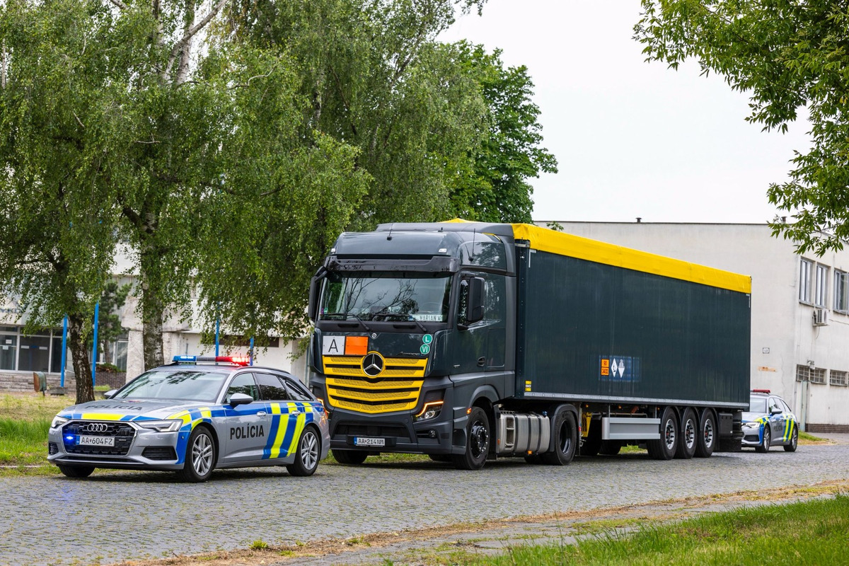 FOTO: Zo Strážskeho odišiel prvý kamión naložený nebezpečnými PCB látkami, foto 6