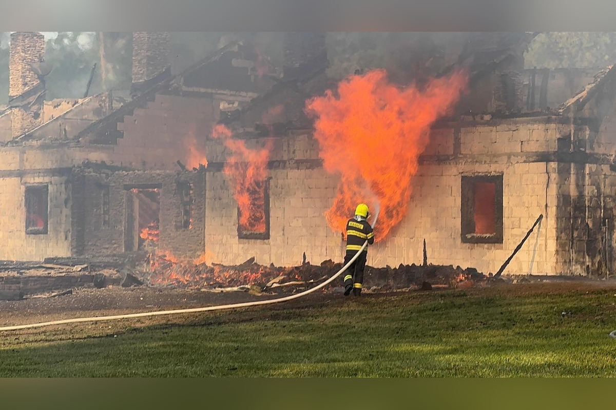 FOTO: Hasiči zasahujú pri rozsiahlom požiari chát v okrese Spišská Nová Ves, foto 1