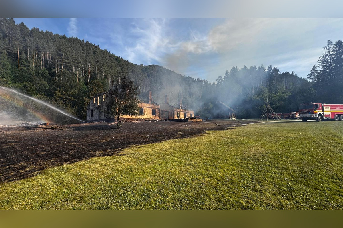 FOTO: Hasiči zasahujú pri rozsiahlom požiari chát v okrese Spišská Nová Ves, foto 2