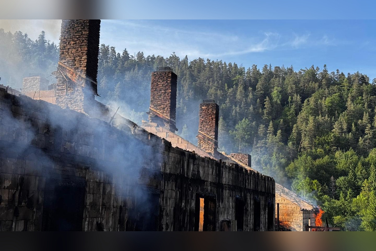 FOTO: Hasiči zasahujú pri rozsiahlom požiari chát v okrese Spišská Nová Ves, foto 3