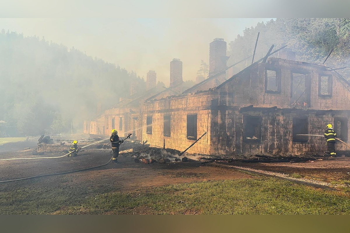 FOTO: Hasiči zasahujú pri rozsiahlom požiari chát v okrese Spišská Nová Ves, foto 4