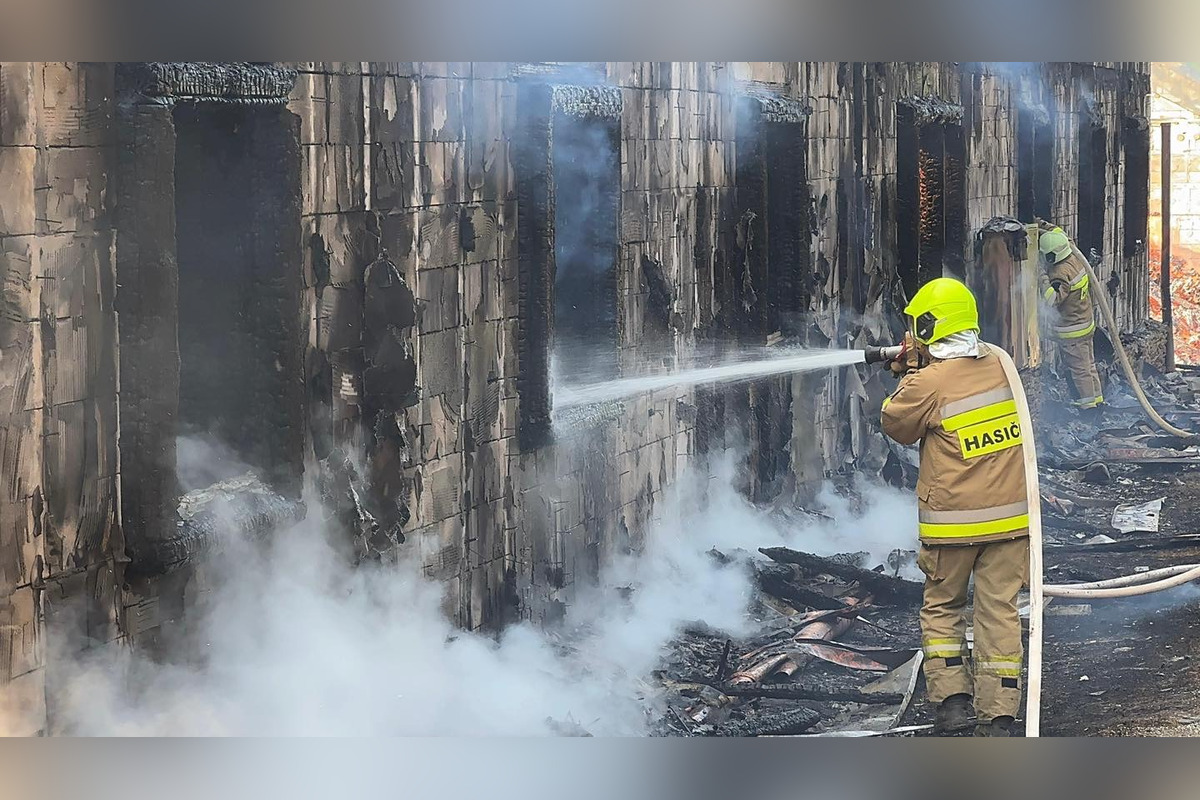 FOTO: Hasiči zasahujú pri rozsiahlom požiari chát v okrese Spišská Nová Ves, foto 6