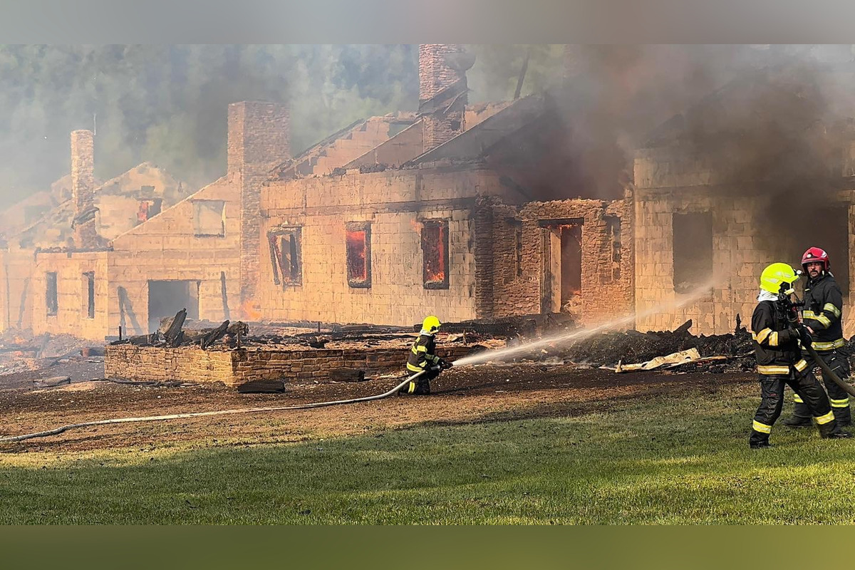 FOTO: Hasiči zasahujú pri rozsiahlom požiari chát v okrese Spišská Nová Ves, foto 7