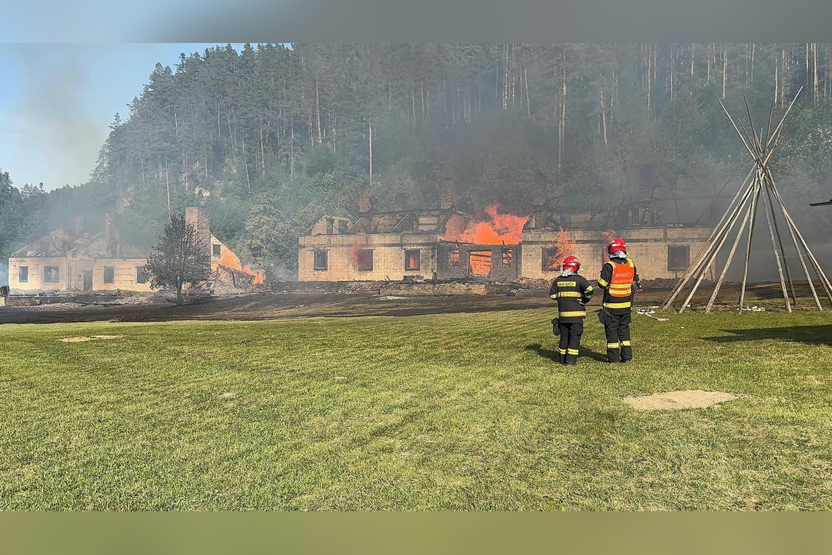 FOTO: Hasiči zasahujú pri rozsiahlom požiari chát v okrese Spišská Nová Ves, foto 8