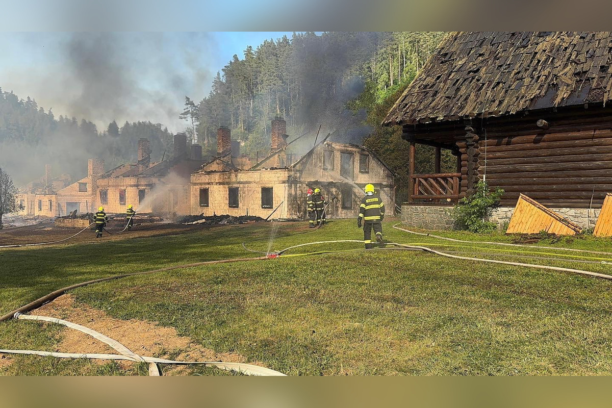 FOTO: Hasiči zasahujú pri rozsiahlom požiari chát v okrese Spišská Nová Ves, foto 9