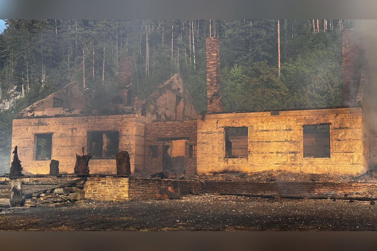 FOTO: Hasiči zasahujú pri rozsiahlom požiari chát v okrese Spišská Nová Ves, foto 10