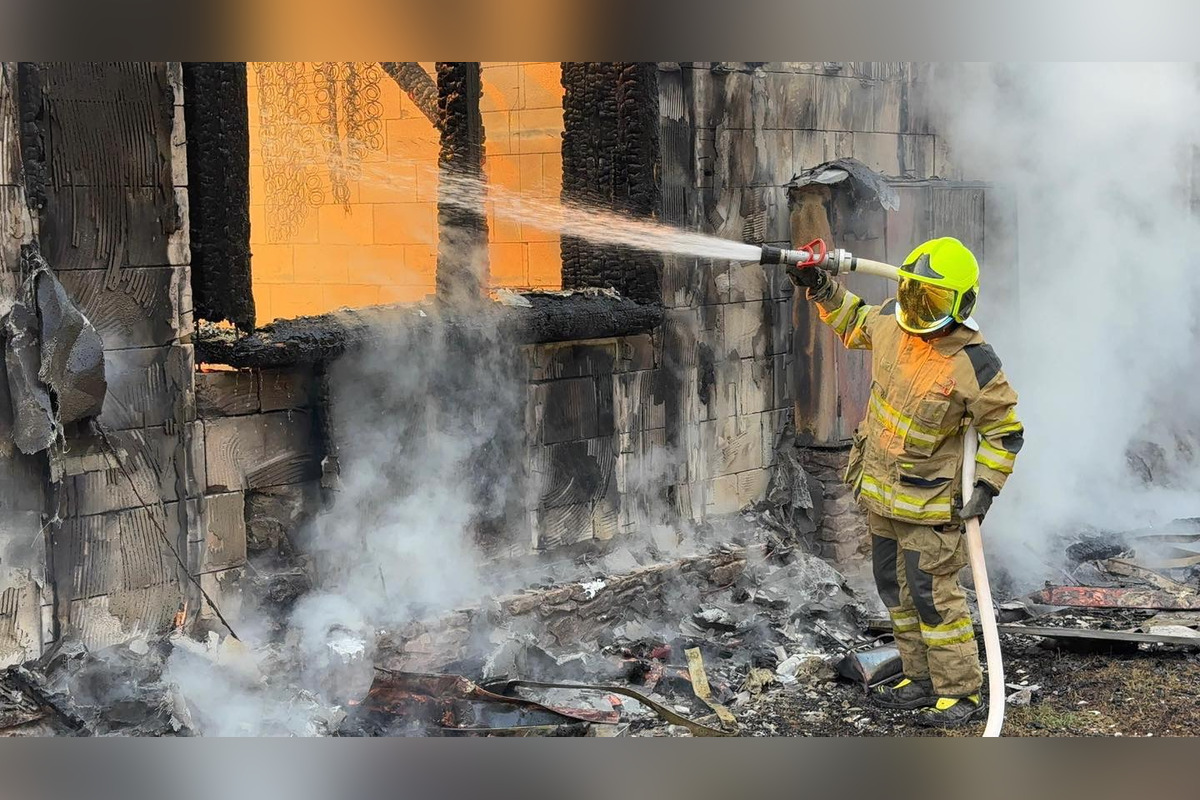 FOTO: Hasiči zasahujú pri rozsiahlom požiari chát v okrese Spišská Nová Ves, foto 11