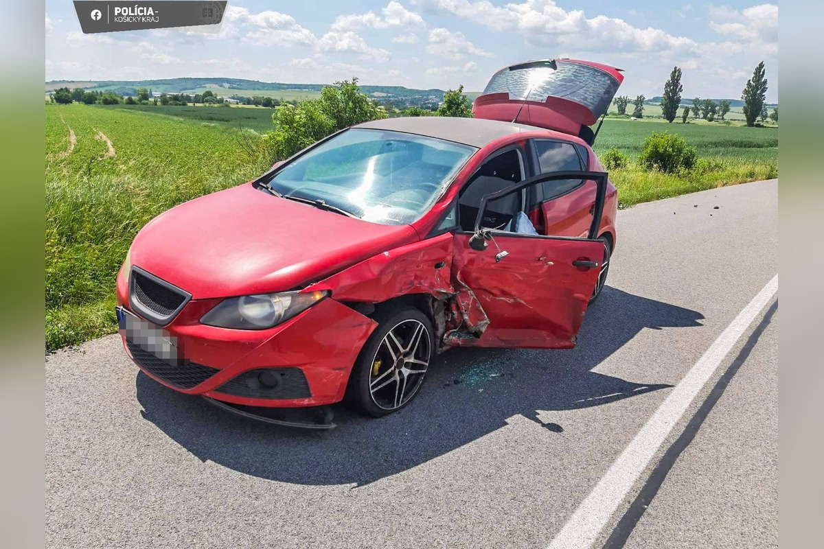 FOTO: Medzi Komárovcami a Buzicou sa zrazilo osobné auto s motorkou, foto 1