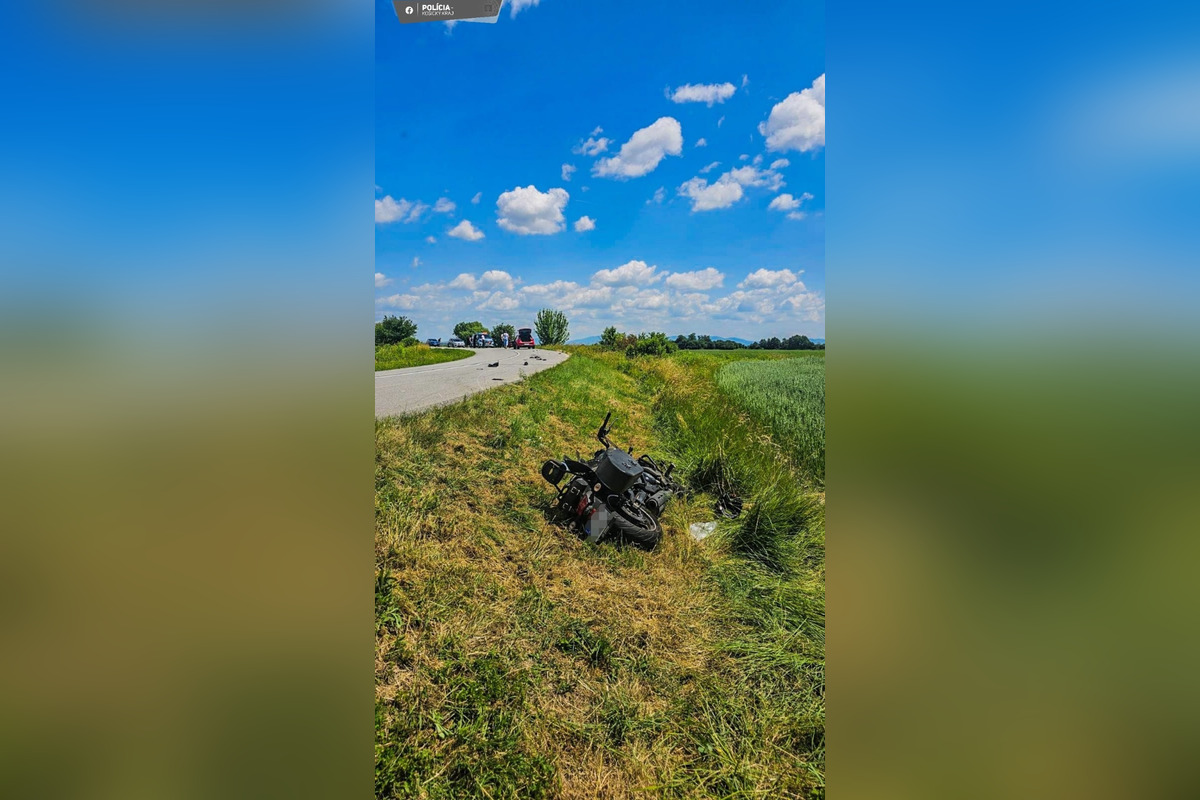 FOTO: Medzi Komárovcami a Buzicou sa zrazilo osobné auto s motorkou, foto 2