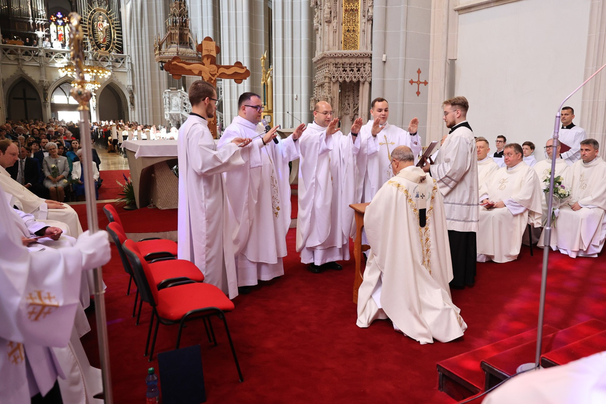 FOTO: V Košiciach vysvätili kňazov a diakonov, foto 10