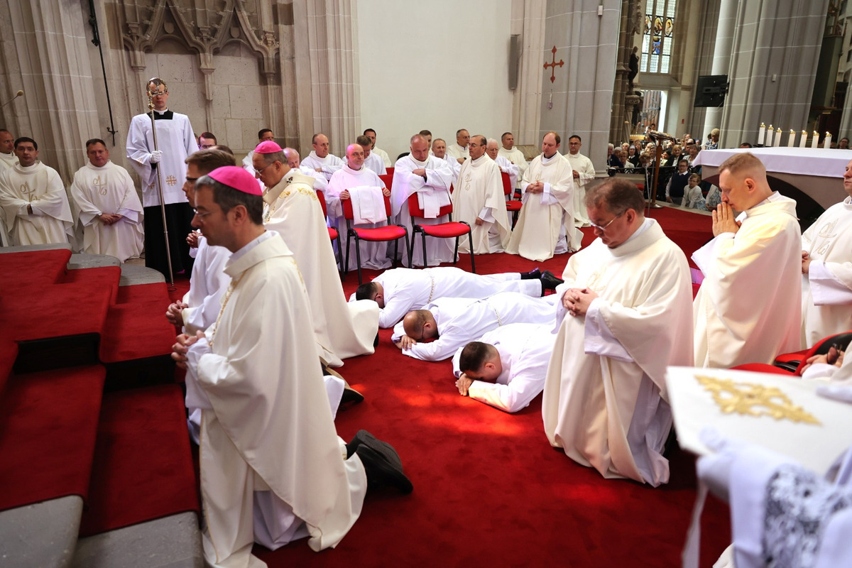 FOTO: V Košiciach vysvätili kňazov a diakonov, foto 12