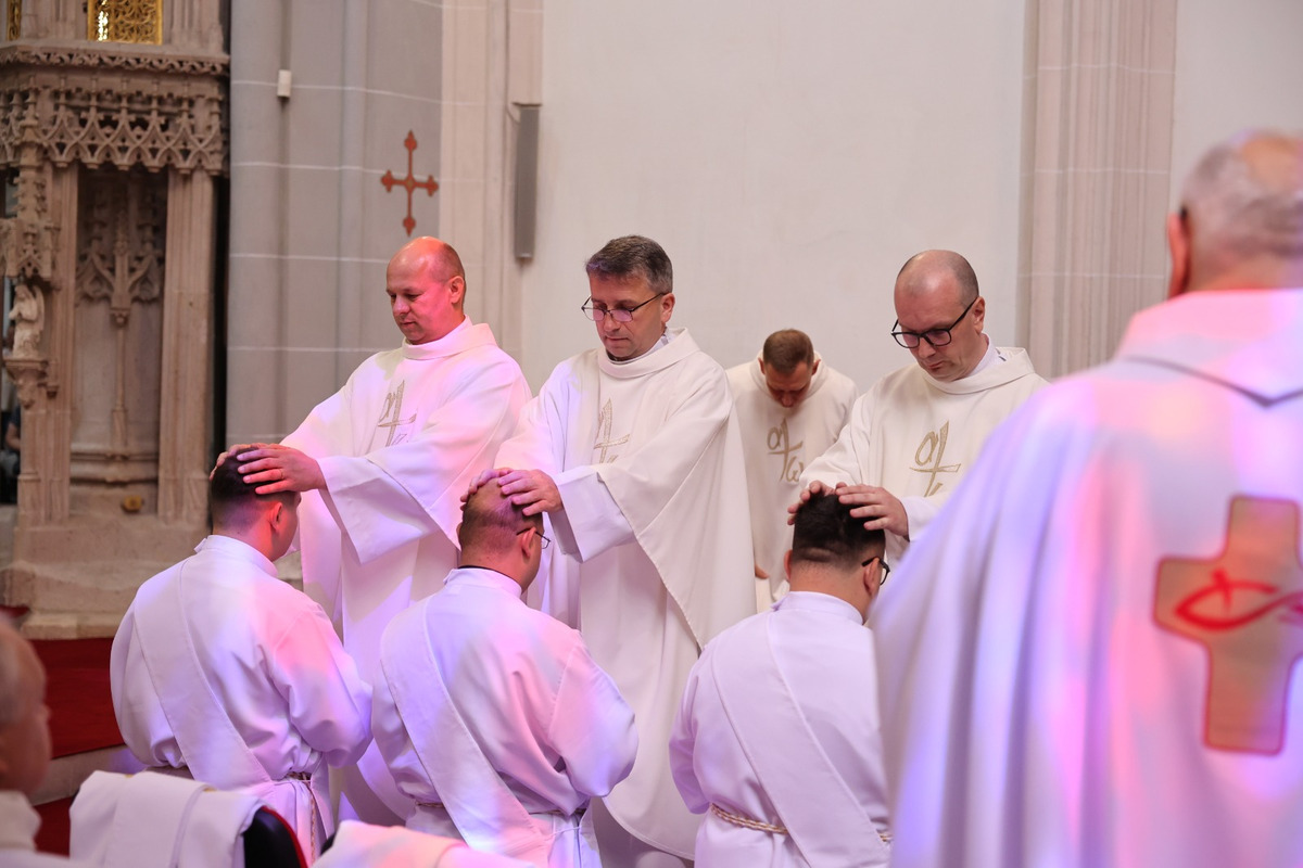 FOTO: V Košiciach vysvätili kňazov a diakonov, foto 13