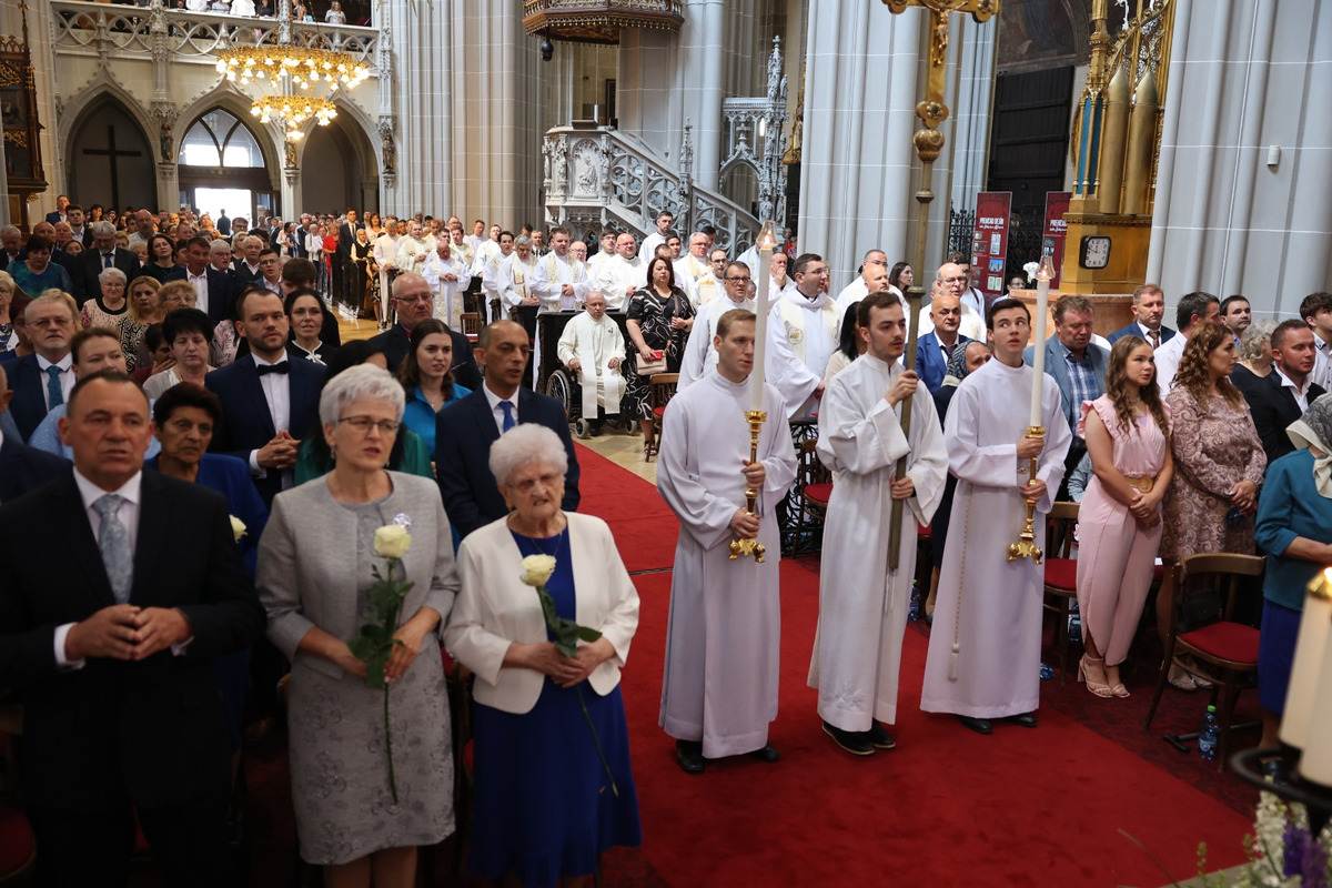 FOTO: V Košiciach vysvätili kňazov a diakonov, foto 11