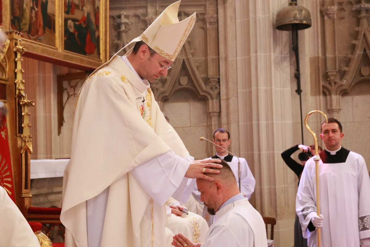 FOTO: V Košiciach vysvätili kňazov a diakonov, foto 15
