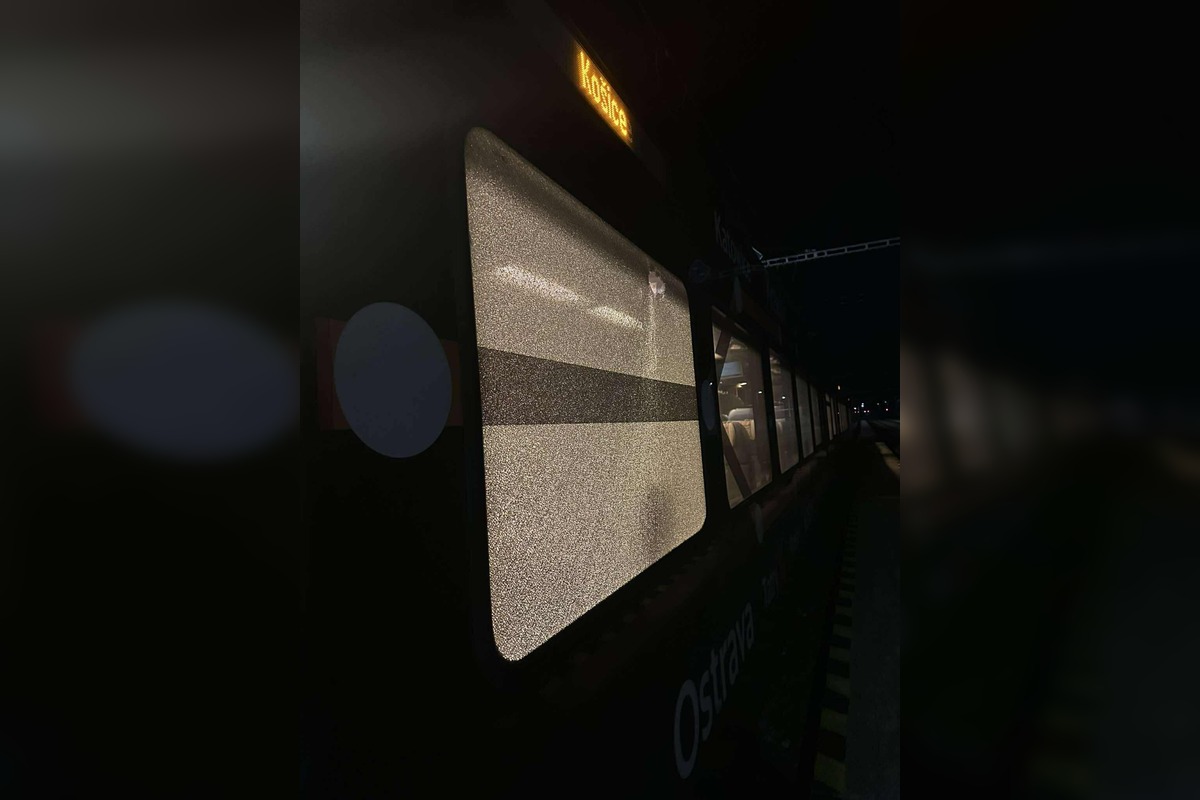 FOTO: Do vlaku smerujúceho do Košíc niekto hodil cudzí predmet, poškodil okno, foto 2