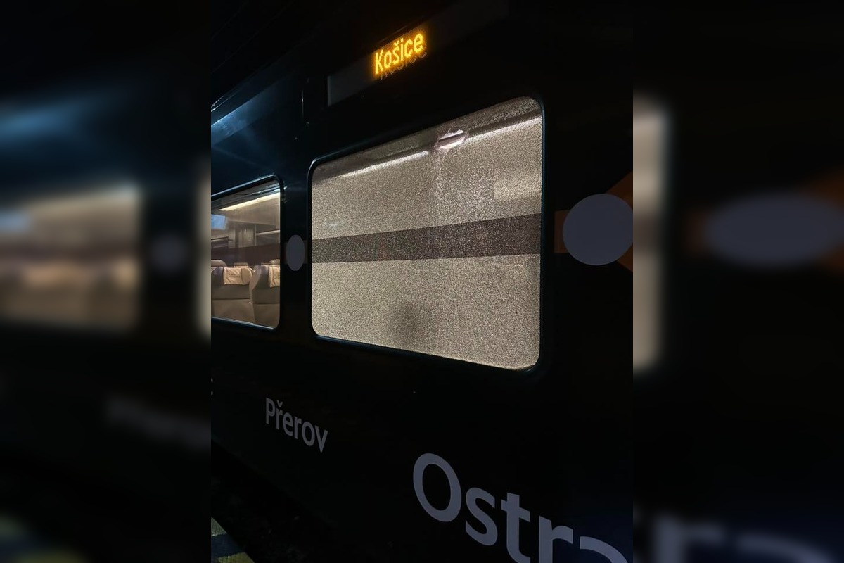 FOTO: Do vlaku smerujúceho do Košíc niekto hodil cudzí predmet, poškodil okno, foto 3