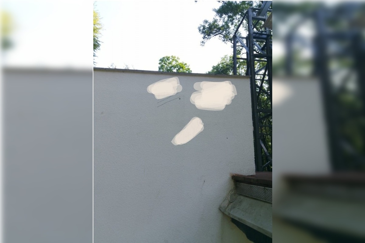 FOTO: Na amfiteátri v Trebišove sa objavili extrémistické symboly, foto 2