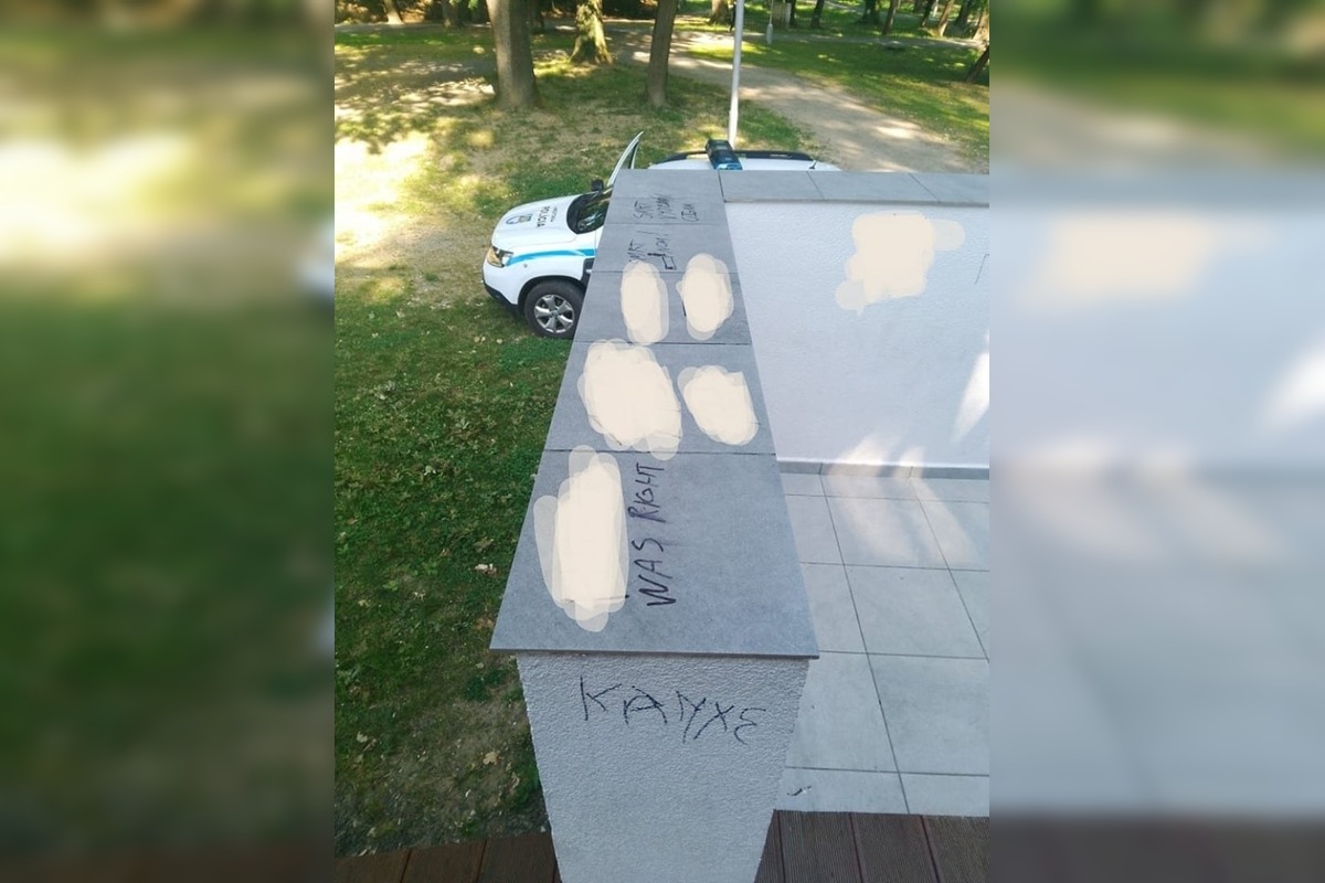 FOTO: Na amfiteátri v Trebišove sa objavili extrémistické symboly, foto 3