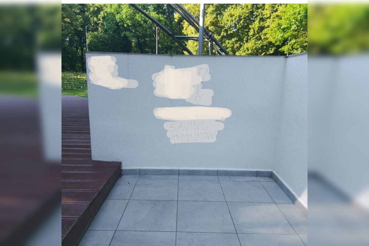 FOTO: Na amfiteátri v Trebišove sa objavili extrémistické symboly, foto 1
