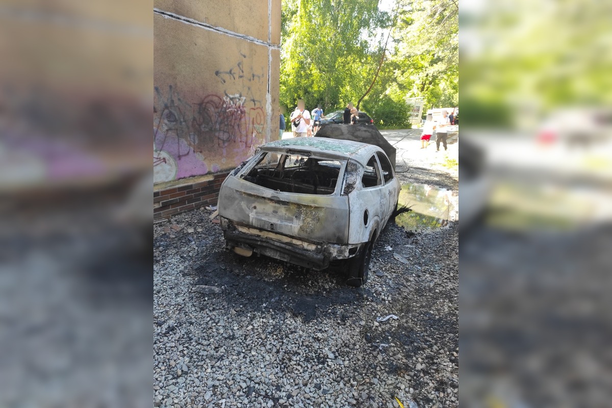 FOTO: Hasičom sa podarilo uhasiť požiar vozidla na Sídlisku Ťahanovce, foto 1