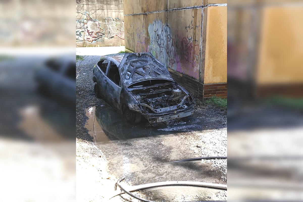 FOTO: Hasičom sa podarilo uhasiť požiar vozidla na Sídlisku Ťahanovce, foto 3