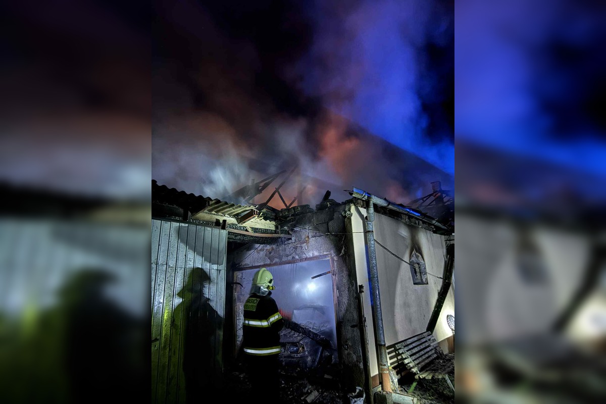 FOTO: Požiar garáže a strechy domu v Zatíne, foto 1