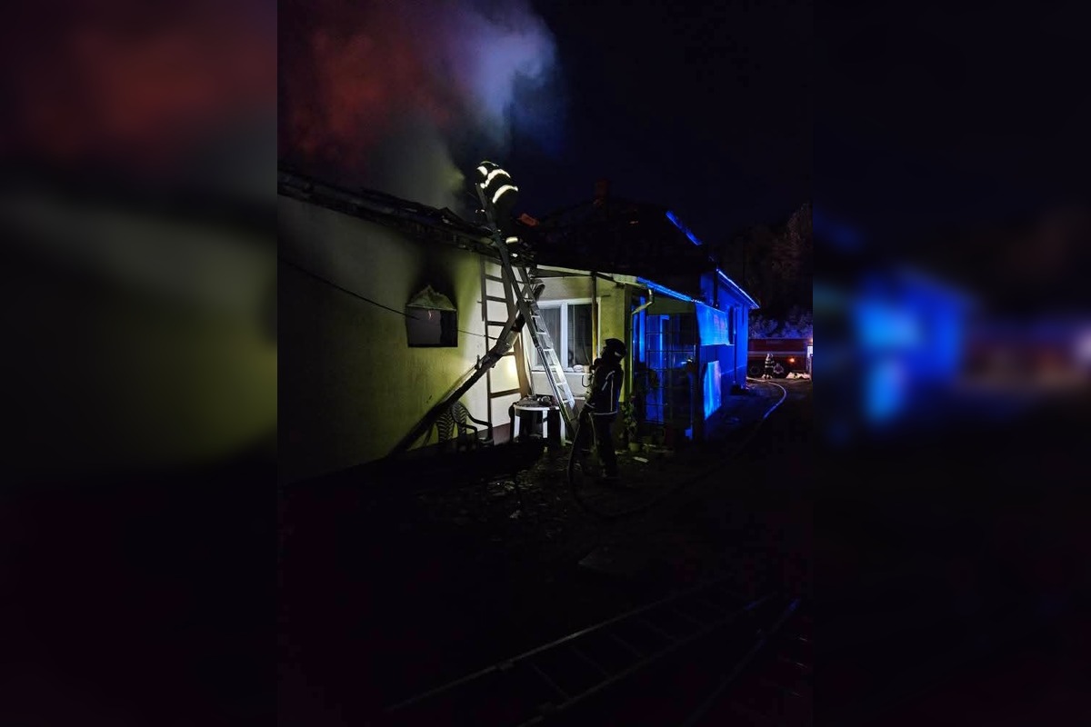 FOTO: Požiar garáže a strechy domu v Zatíne, foto 2