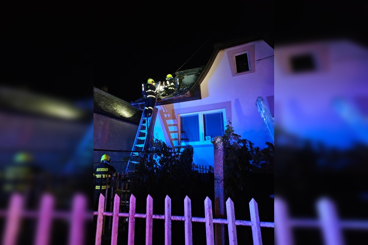 FOTO: Požiar garáže a strechy domu v Zatíne, foto 3