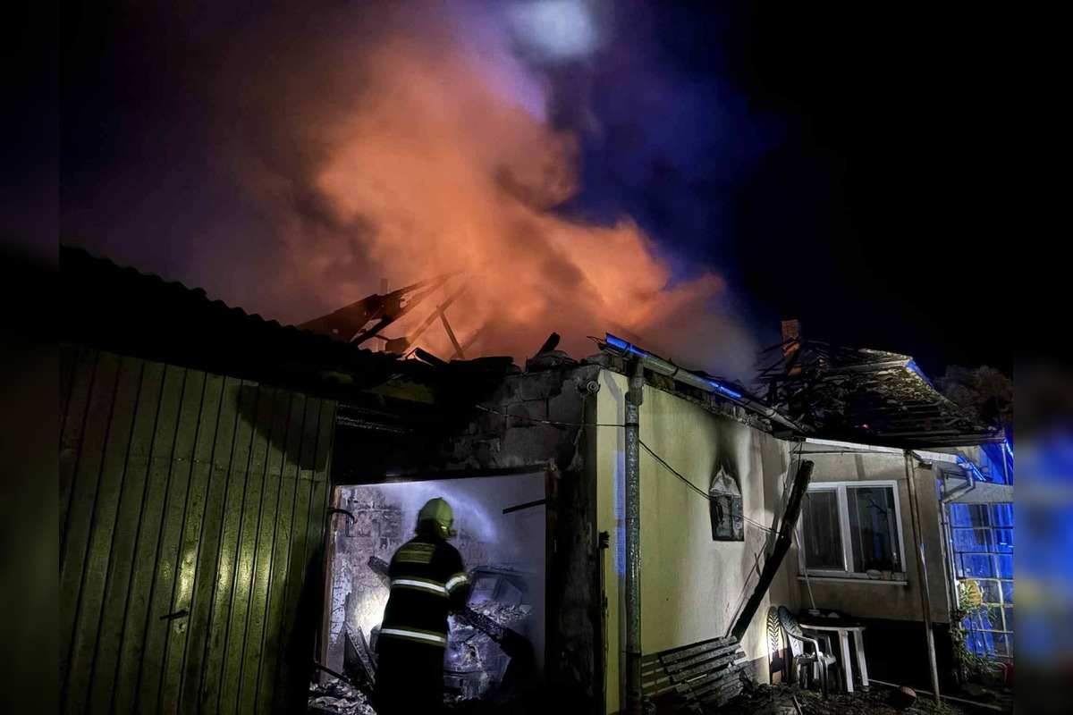 FOTO: Požiar garáže a strechy domu v Zatíne, foto 4