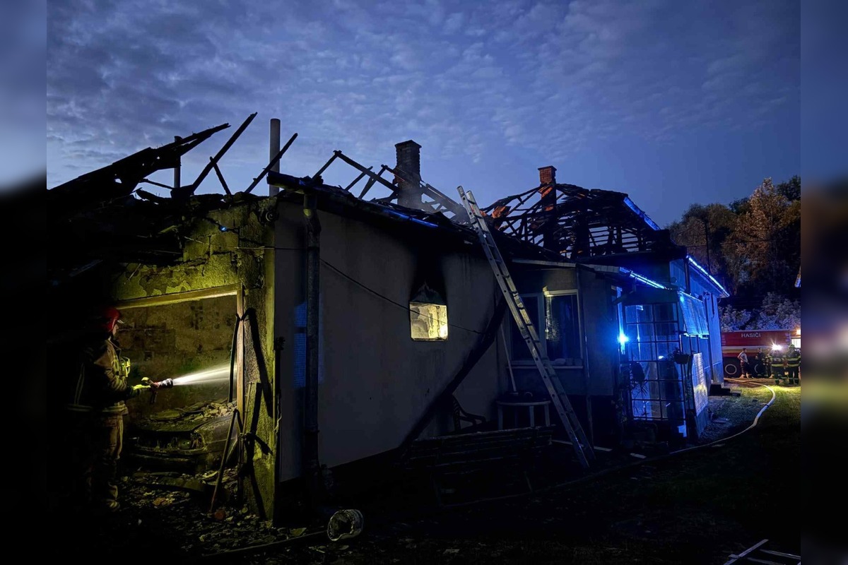 FOTO: Požiar garáže a strechy domu v Zatíne, foto 5