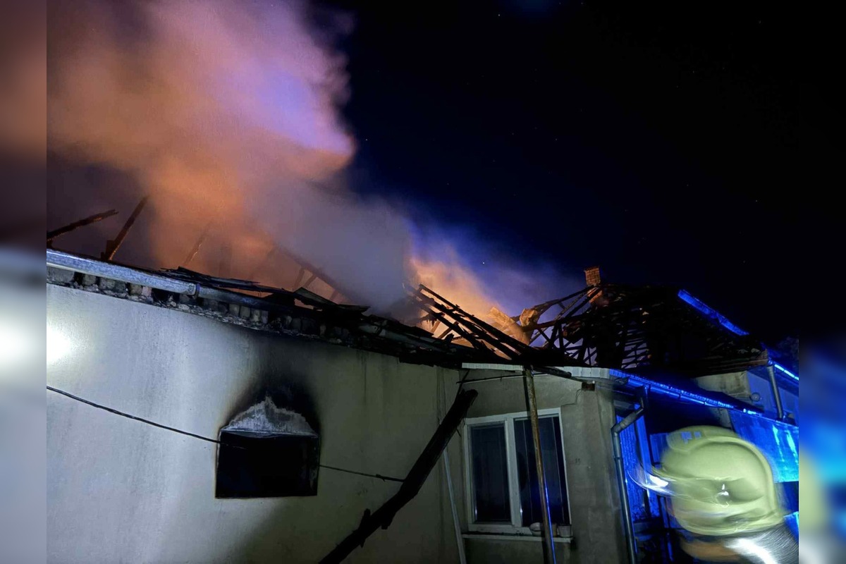 FOTO: Požiar garáže a strechy domu v Zatíne, foto 6