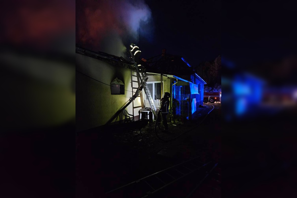 FOTO: Požiar garáže a strechy domu v Zatíne, foto 7