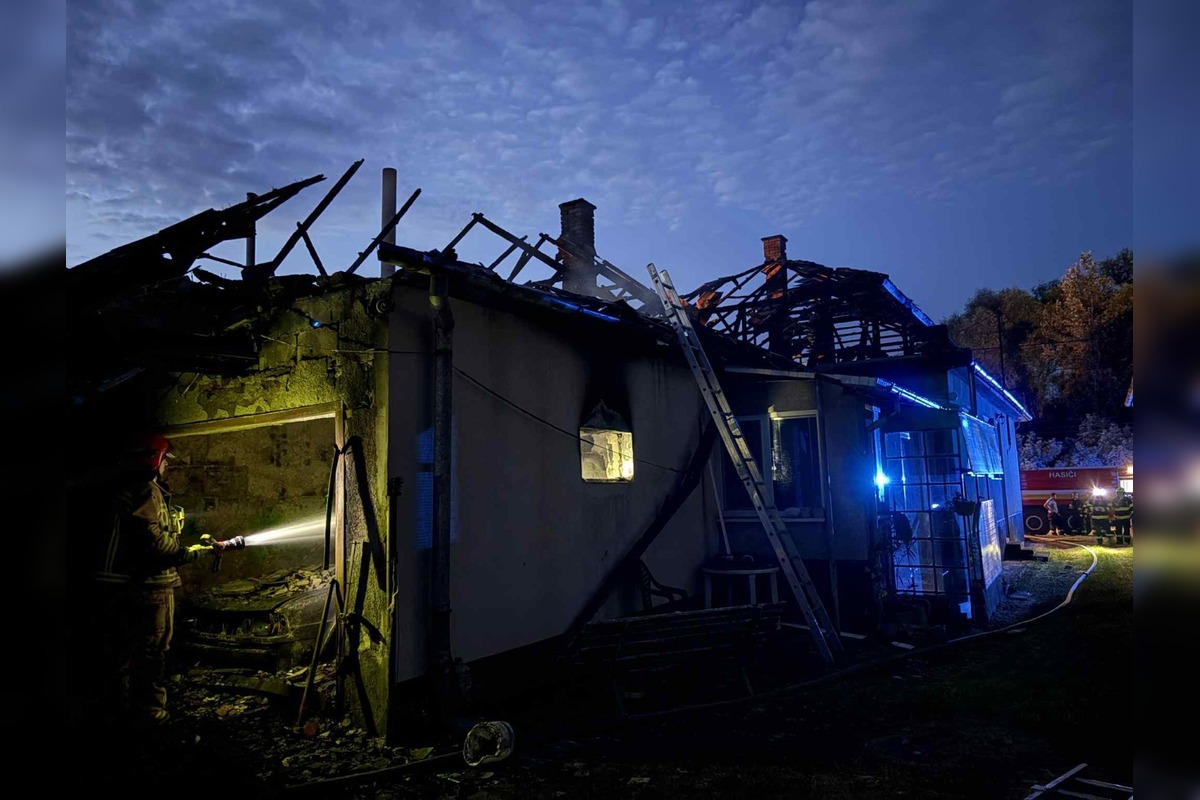FOTO: Požiar garáže a strechy domu v Zatíne, foto 8