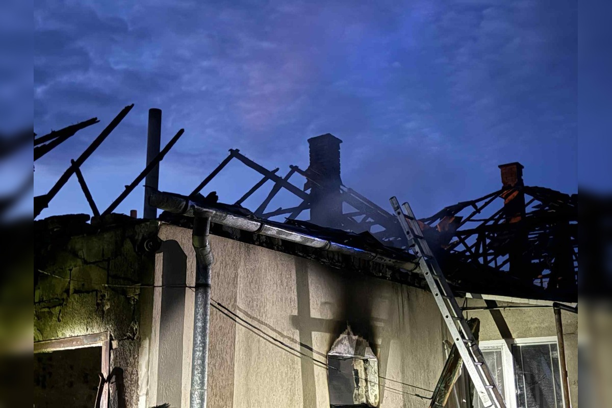 FOTO: Požiar garáže a strechy domu v Zatíne, foto 10