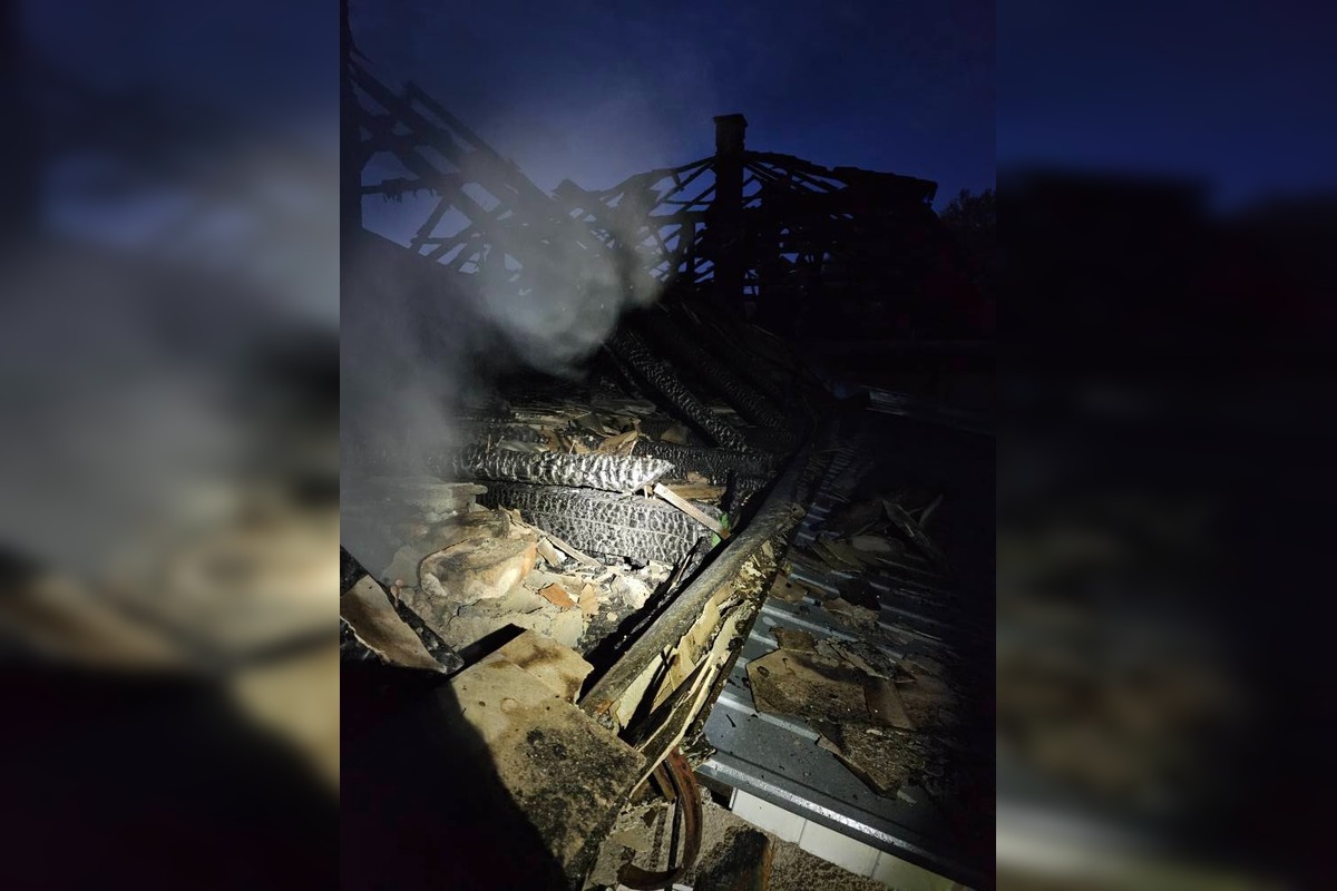 FOTO: Požiar garáže a strechy domu v Zatíne, foto 11