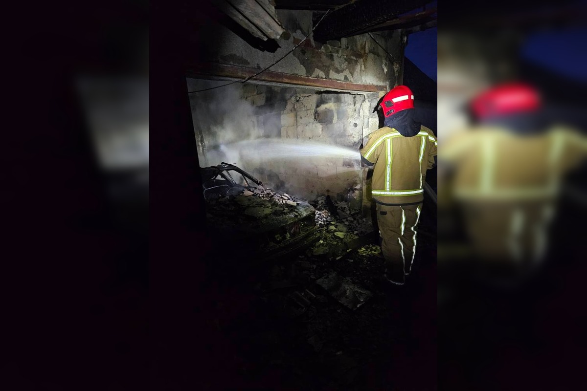 FOTO: Požiar garáže a strechy domu v Zatíne, foto 12