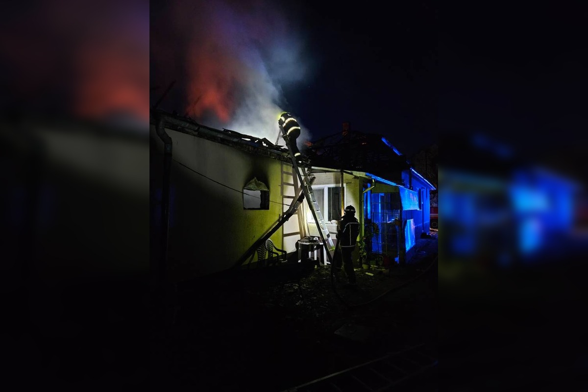 FOTO: Požiar garáže a strechy domu v Zatíne, foto 13