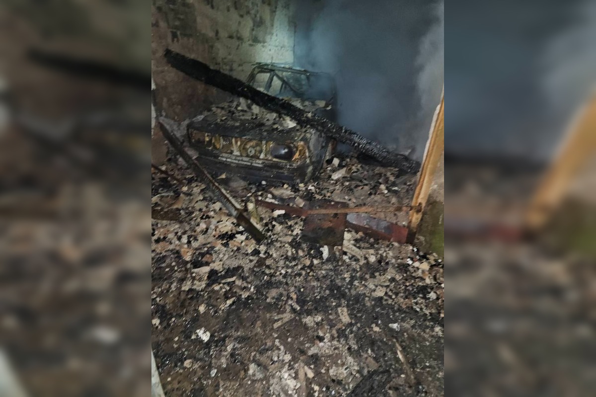 FOTO: Požiar garáže a strechy domu v Zatíne, foto 14