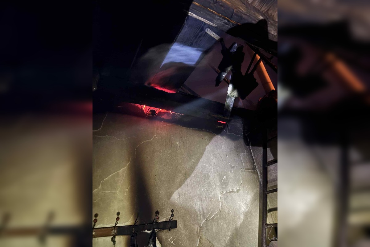 FOTO: Požiar garáže a strechy domu v Zatíne, foto 15