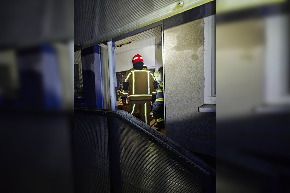 FOTO: Požiar garáže a strechy domu v Zatíne, foto 16