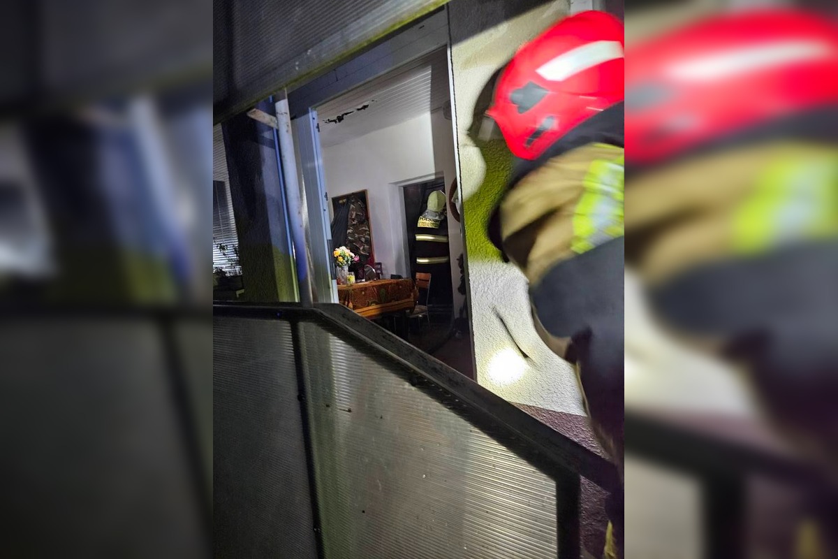 FOTO: Požiar garáže a strechy domu v Zatíne, foto 17